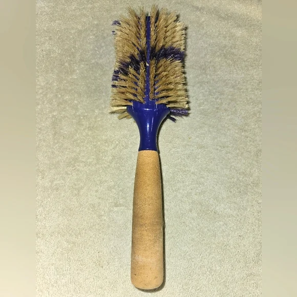 100% BOAR BRISTLE SALON GRADE ROUND BRUSH. STRONG FOAM COVERED HANDLE. GRABS👍 - Picture 1 of 4